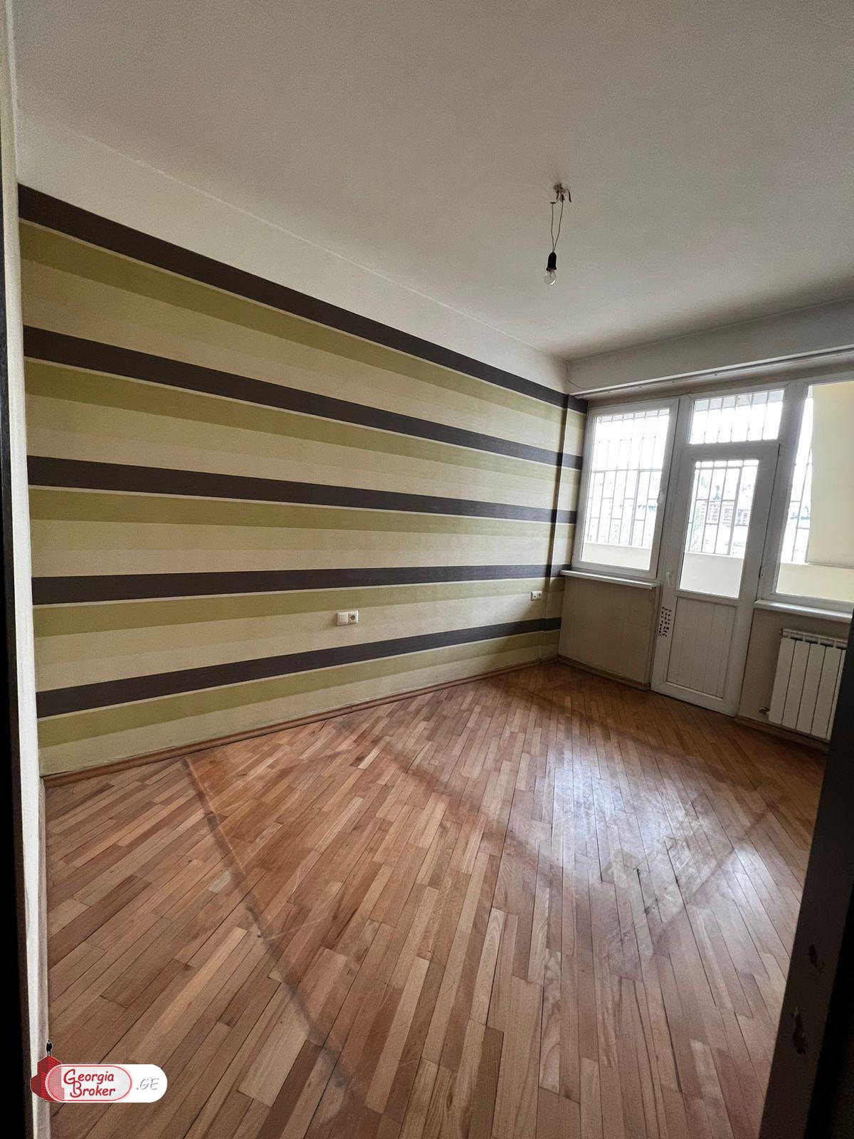 продается квартира с новым ремонтом 4-комнаты