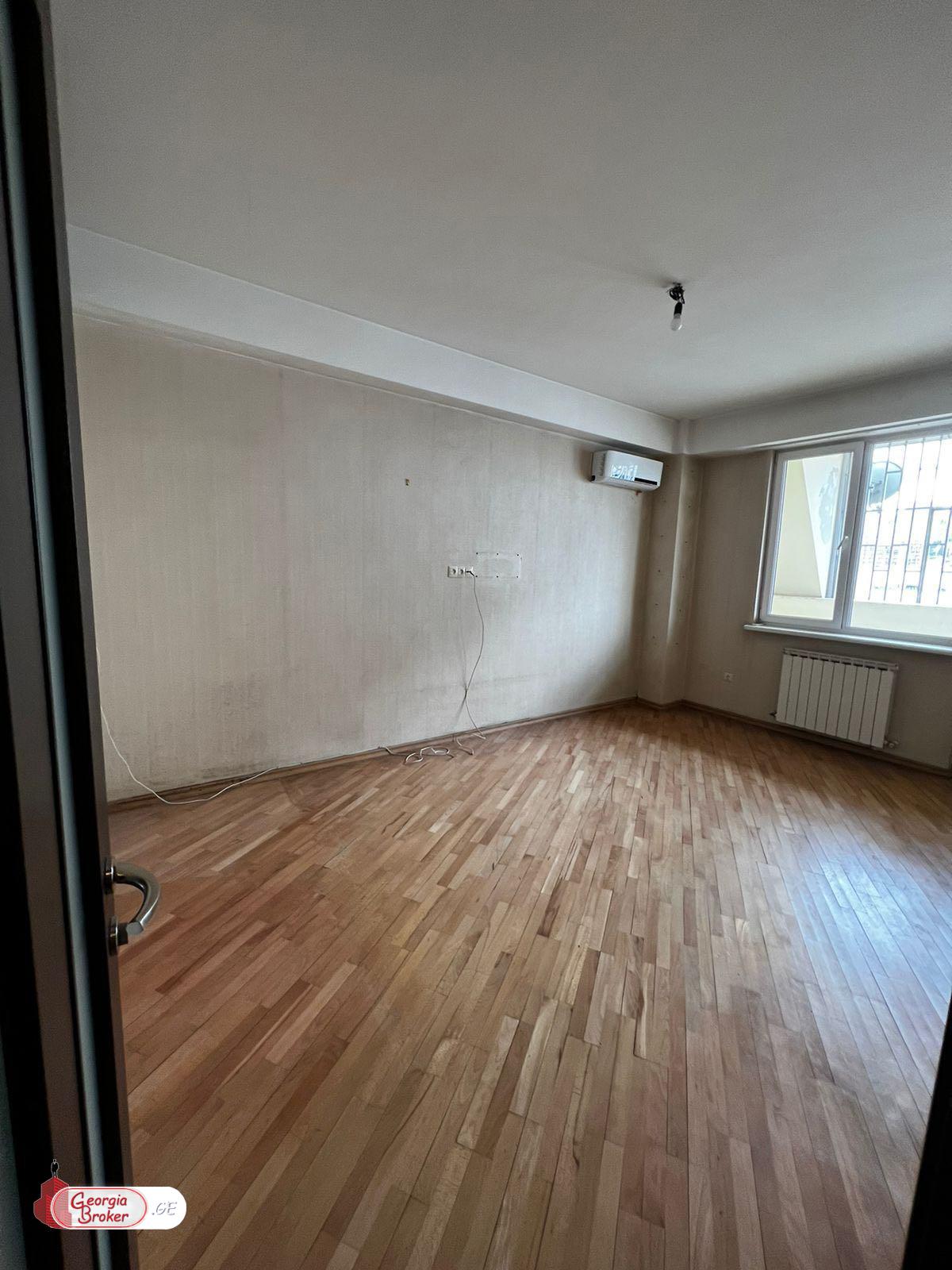 продается квартира с новым ремонтом 4-комнаты