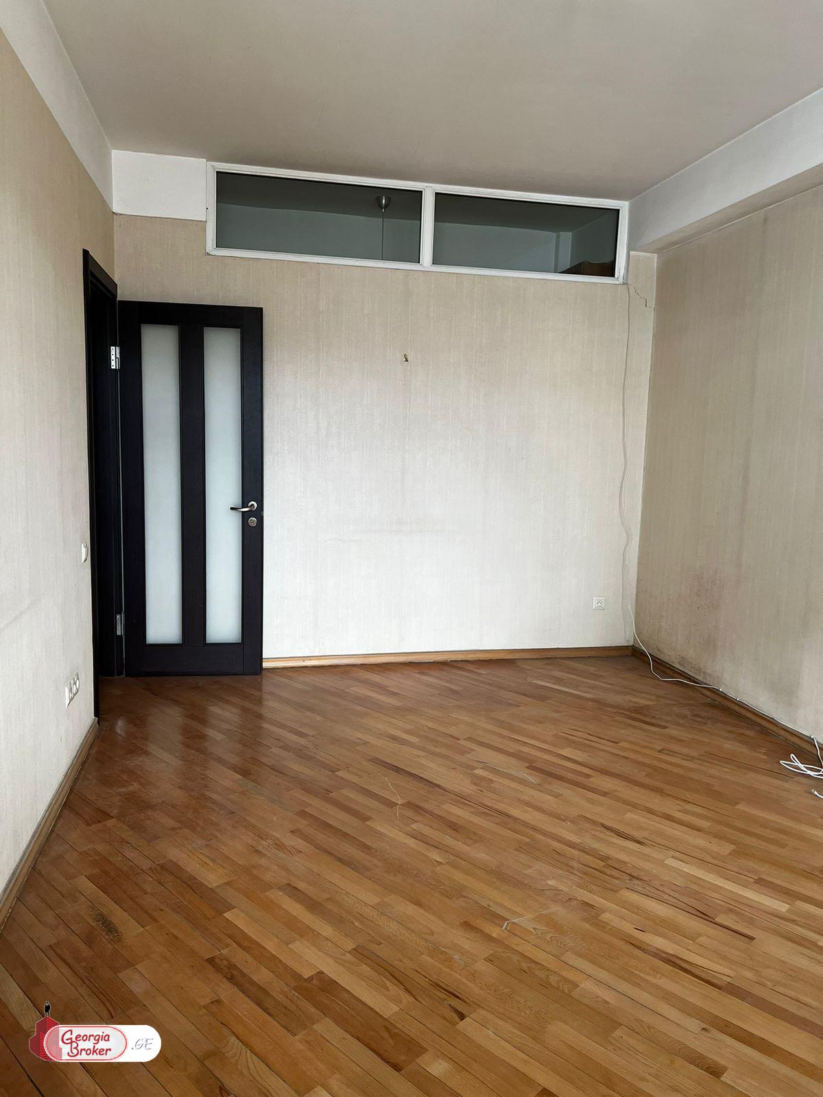 продается квартира с новым ремонтом 4-комнаты