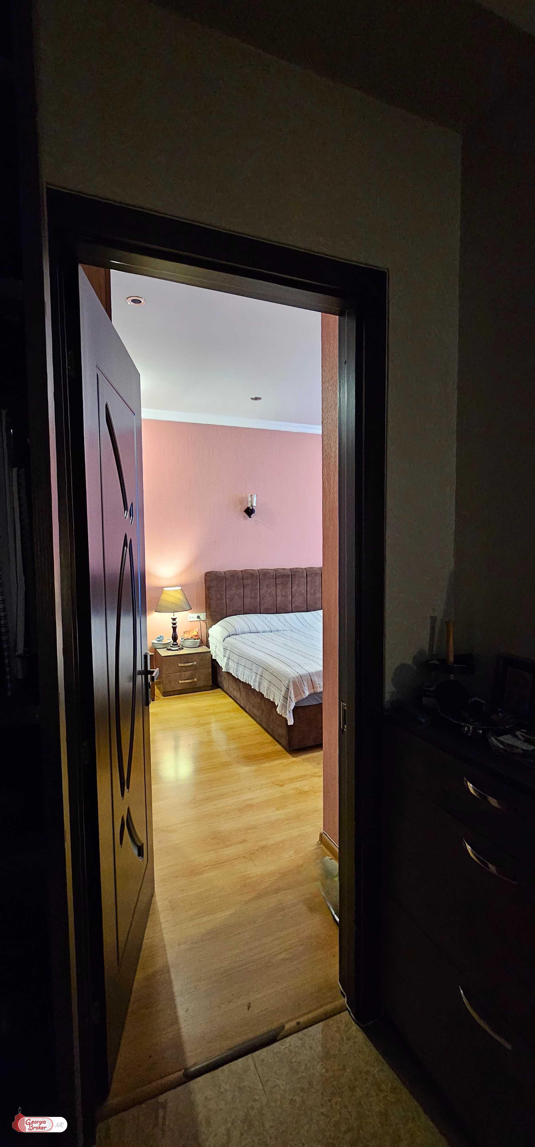 продается квартира с новым ремонтом 3-комнаты