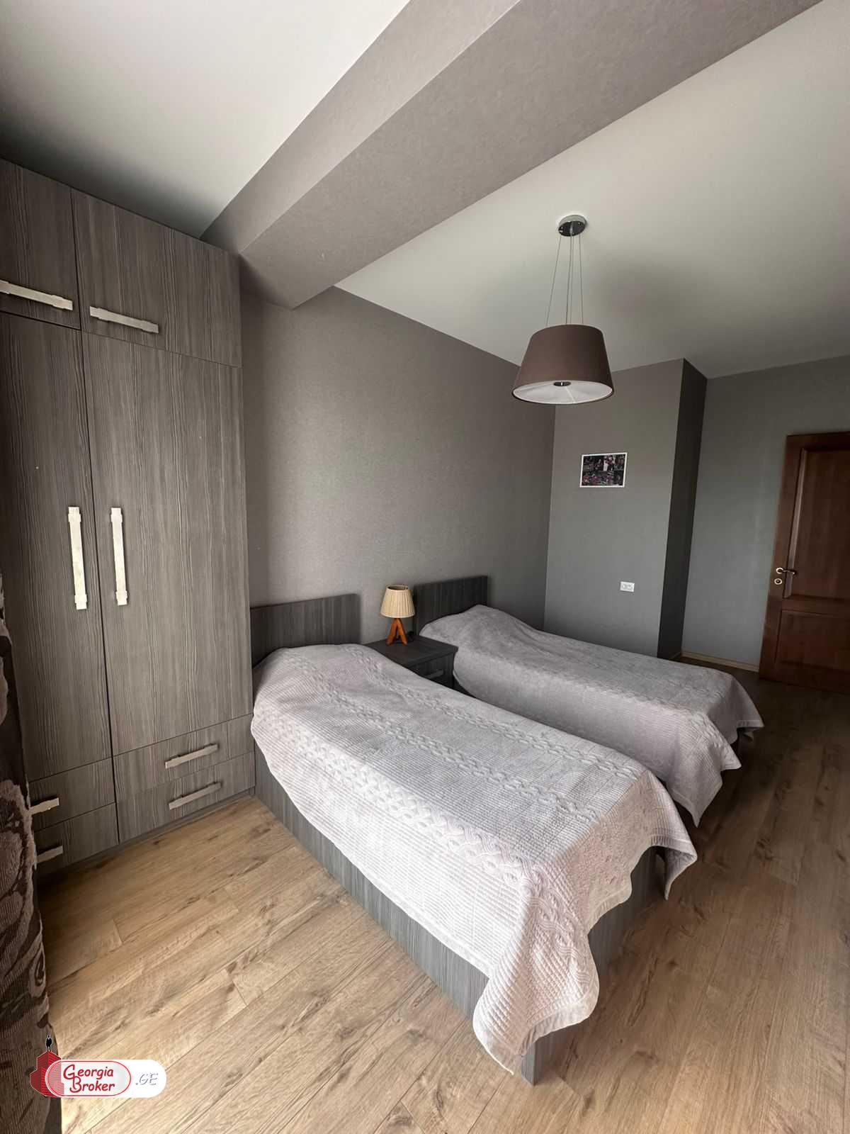 продается квартира с новым ремонтом 4-комнаты