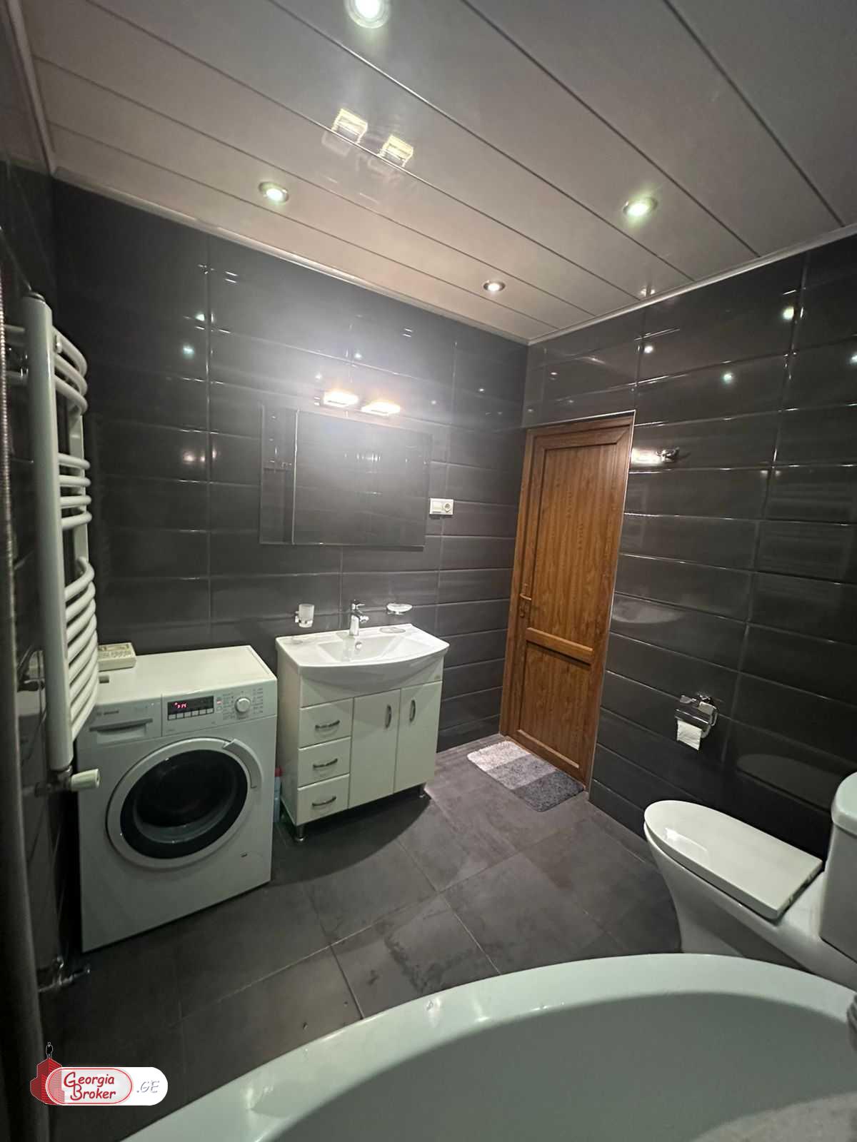 продается квартира с новым ремонтом 4-комнаты