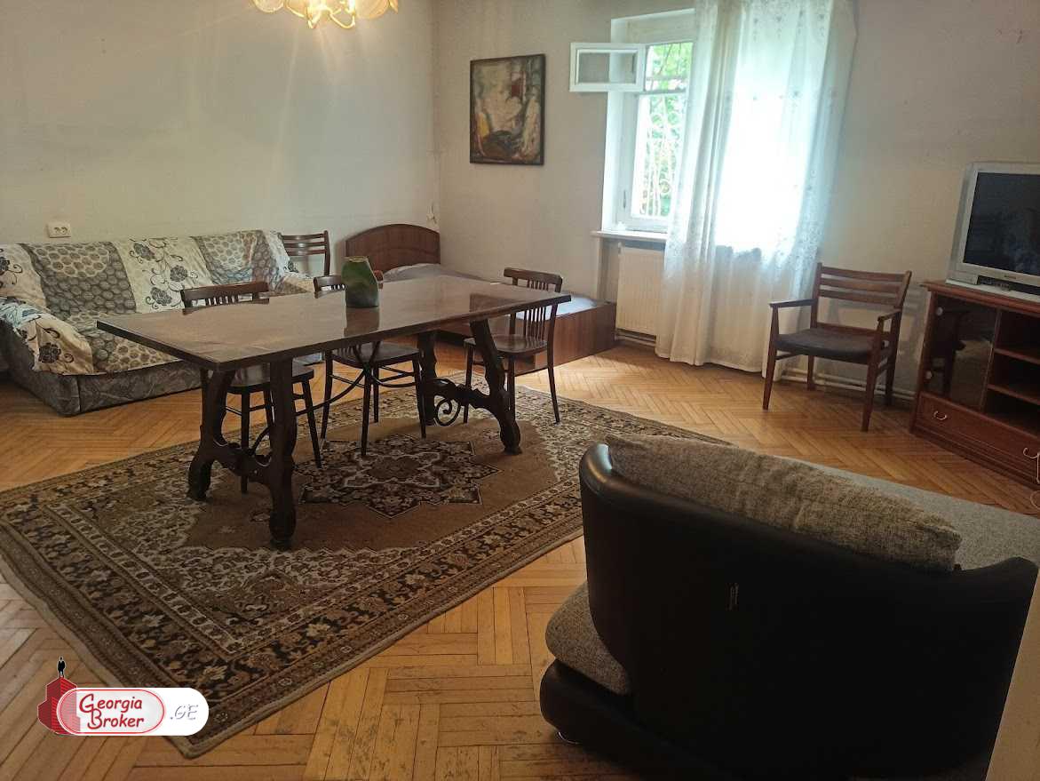 იყიდება ძველი გარემონტებული 3 ოთახიანი ბინა