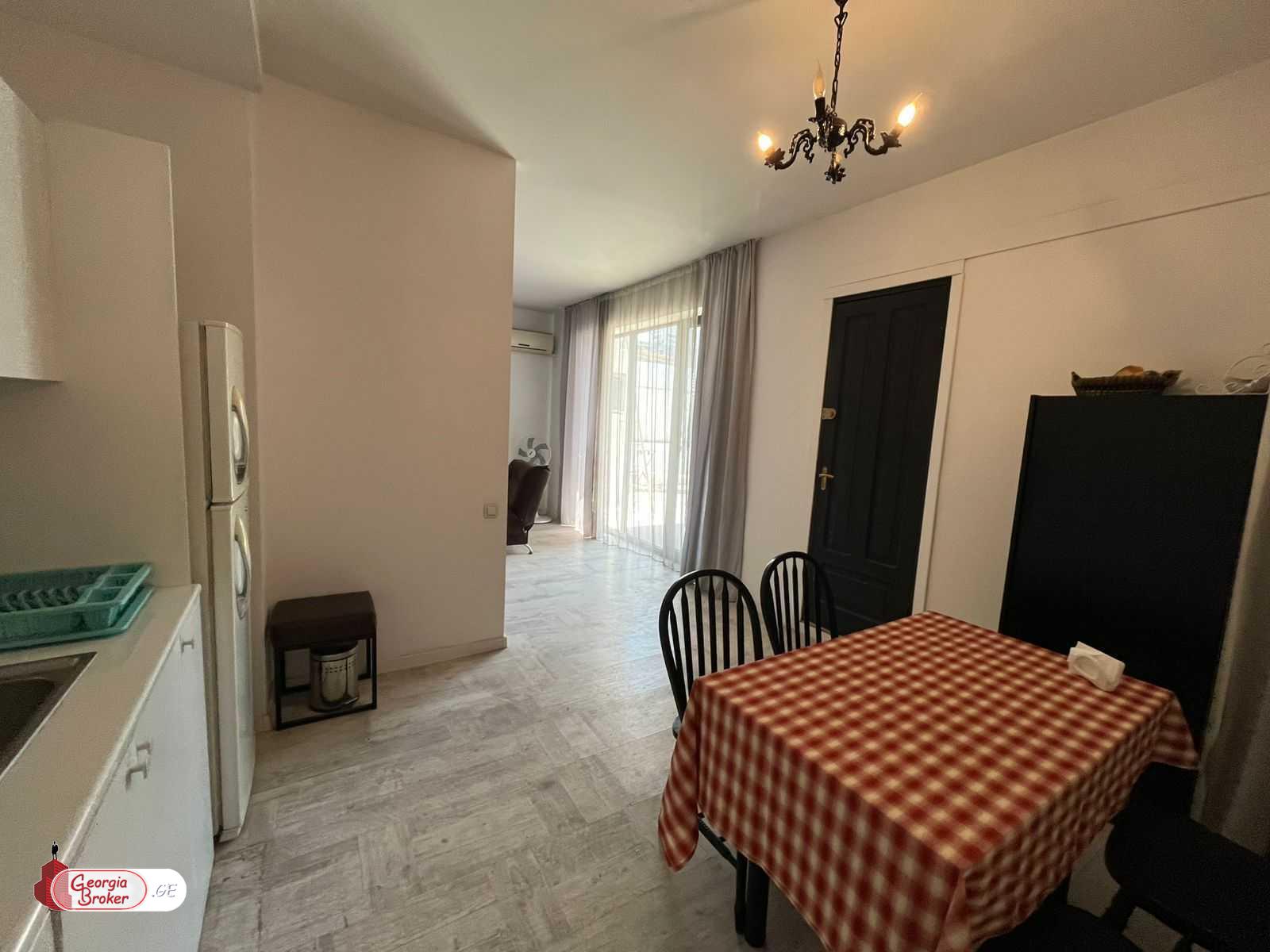 продается квартира с новым ремонтом 4-комнаты