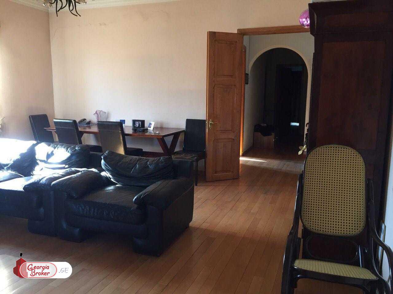 იყიდება ახალი გარემონტებული 7 ოთახიანი ბინა