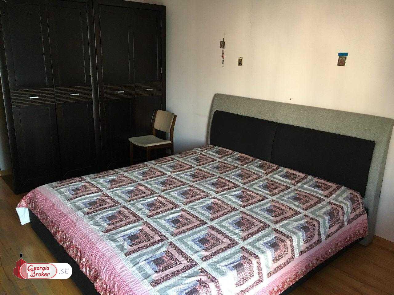 იყიდება ახალი გარემონტებული 7 ოთახიანი ბინა