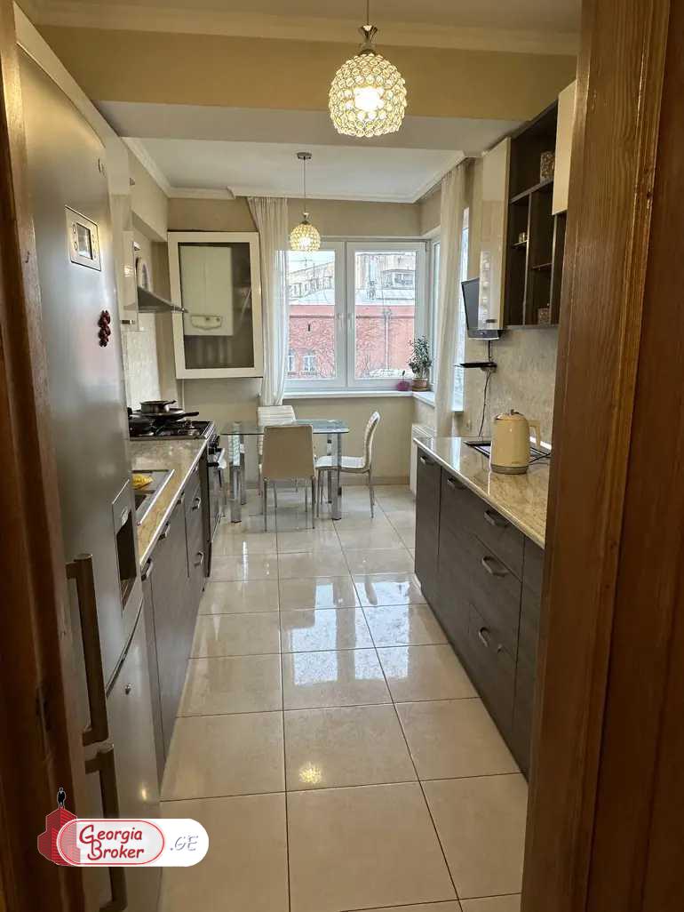 продается квартира с новым ремонтом 4-комнаты