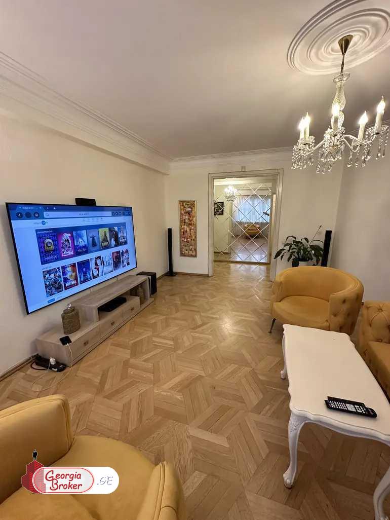 продается квартира с новым ремонтом 4-комнаты