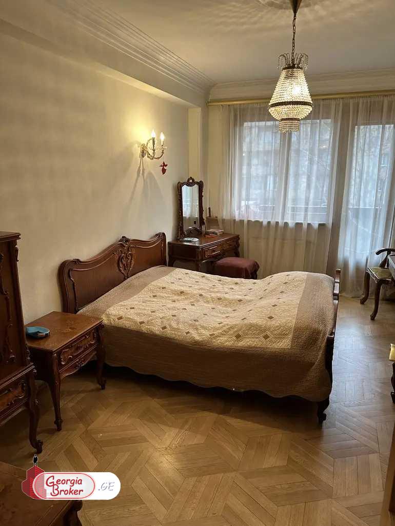 продается квартира с новым ремонтом 4-комнаты