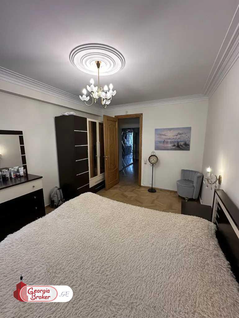 продается квартира с новым ремонтом 4-комнаты