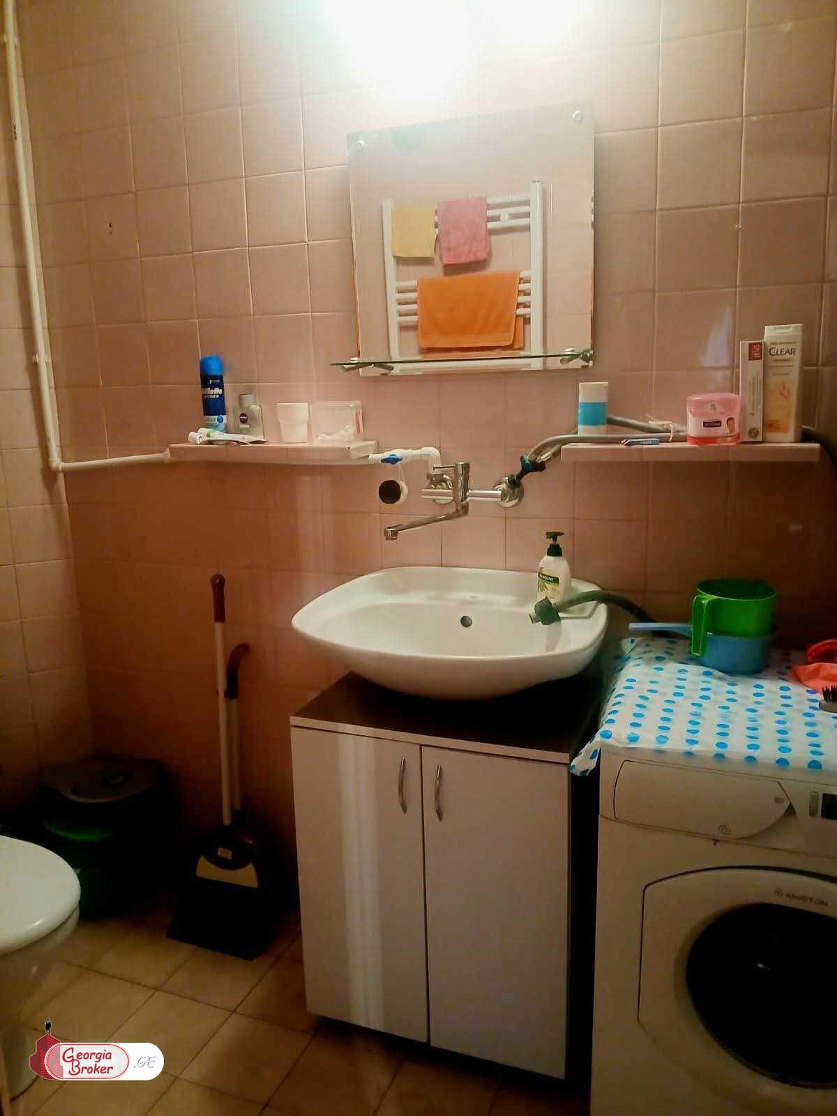 продается квартира с новым ремонтом 3-комнаты