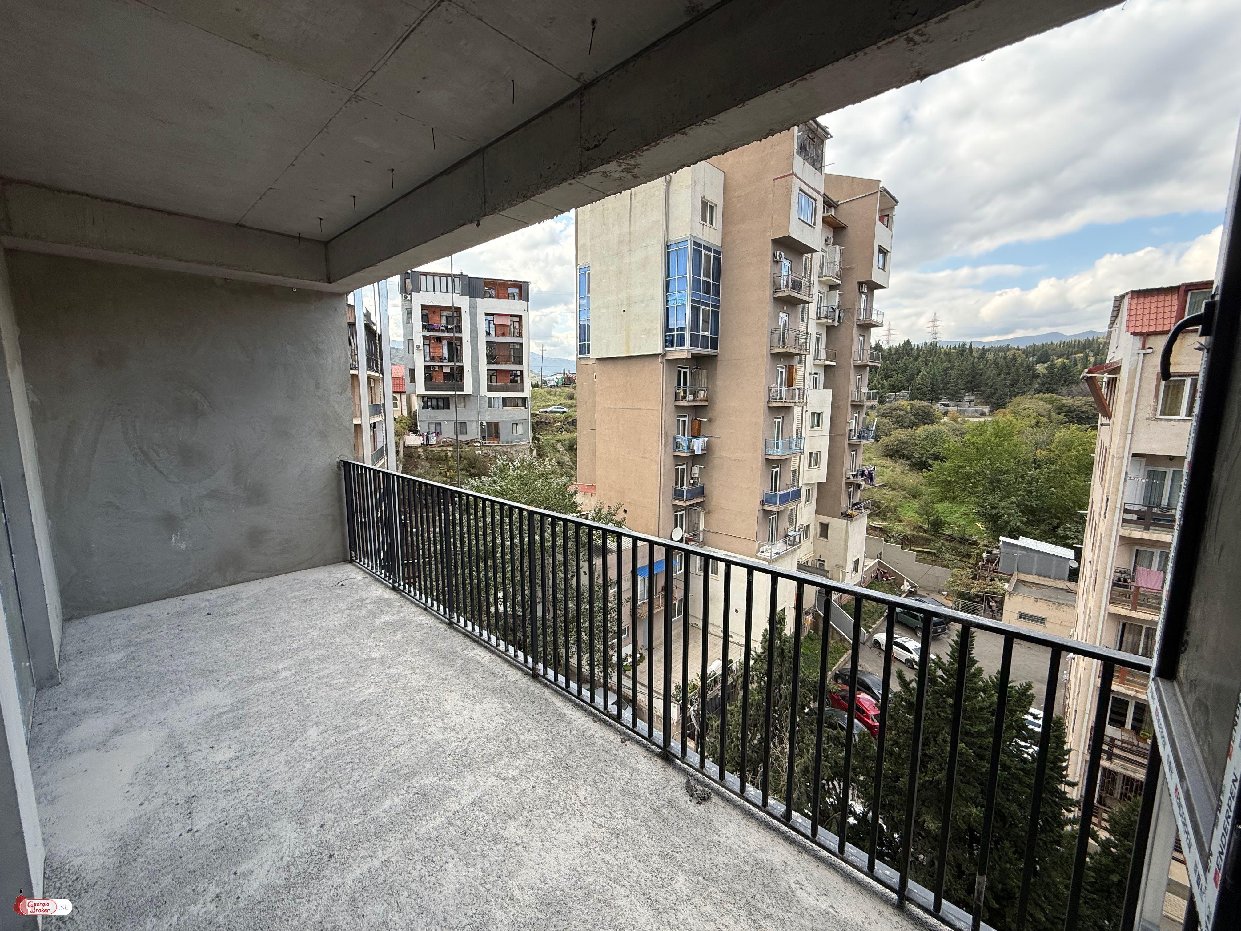 იყიდება ახალი აშენებული 2 ოთახიანი ბინა