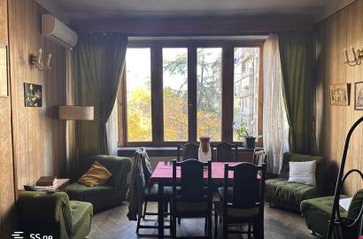 იყიდება ძველი გარემონტებული 4 ოთახიანი ბინა