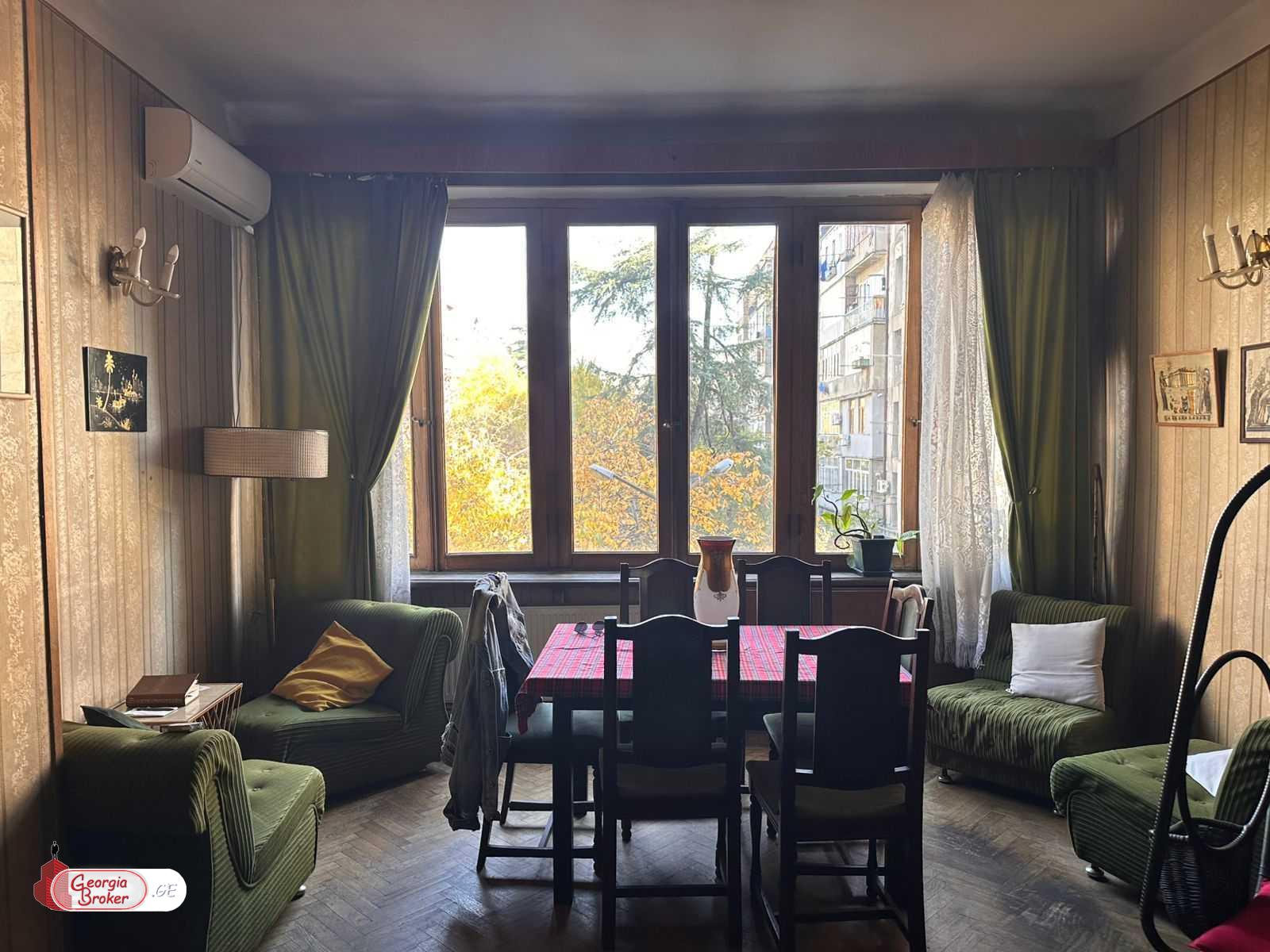 იყიდება ძველი გარემონტებული 4 ოთახიანი ბინა