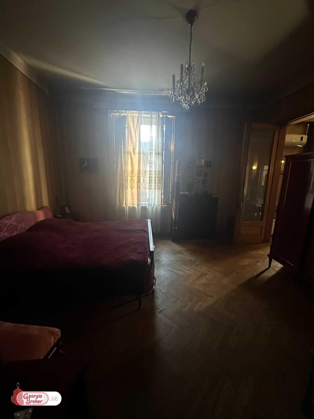 იყიდება ძველი გარემონტებული 4 ოთახიანი ბინა