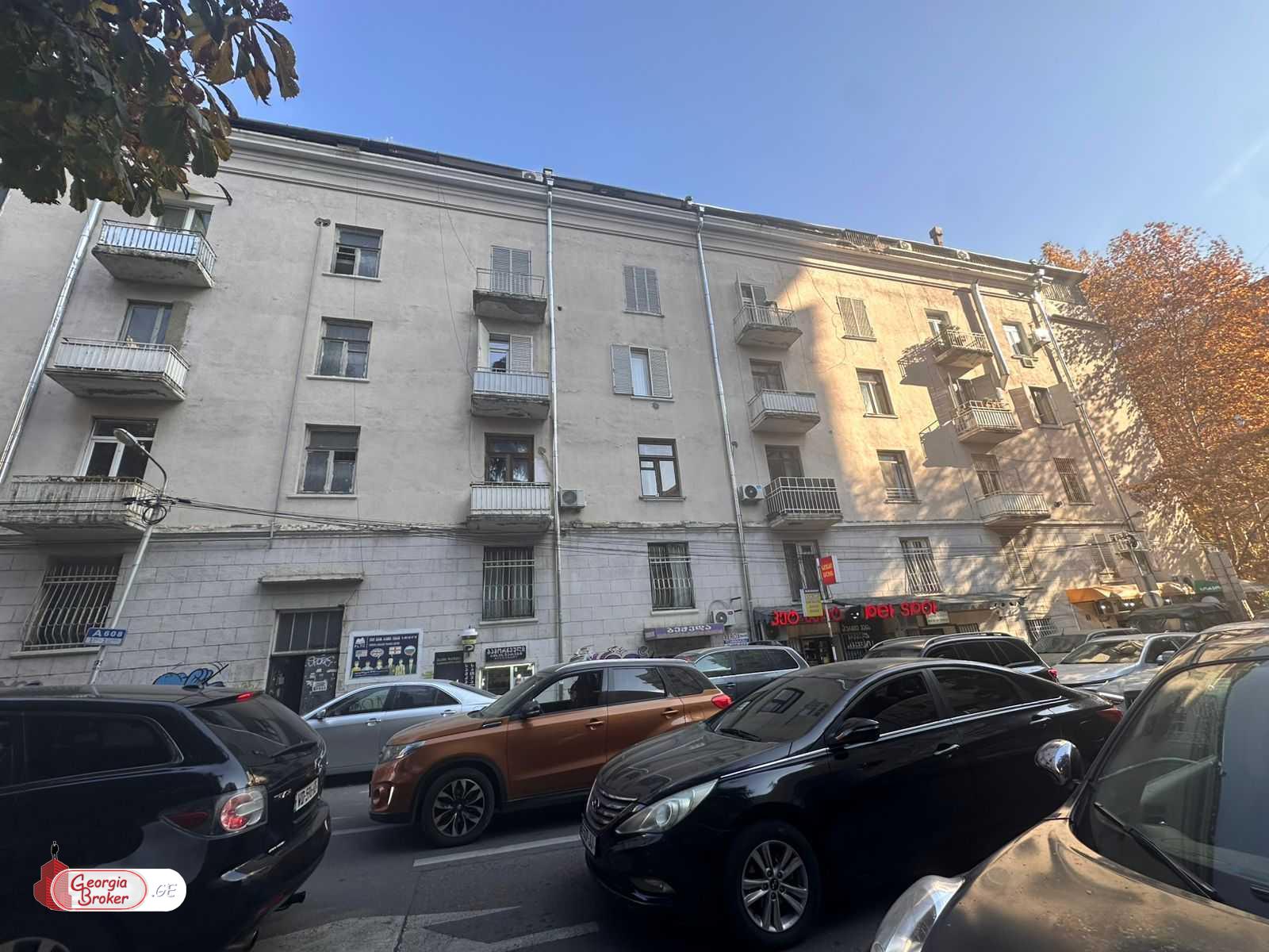 იყიდება ძველი გარემონტებული 4 ოთახიანი ბინა