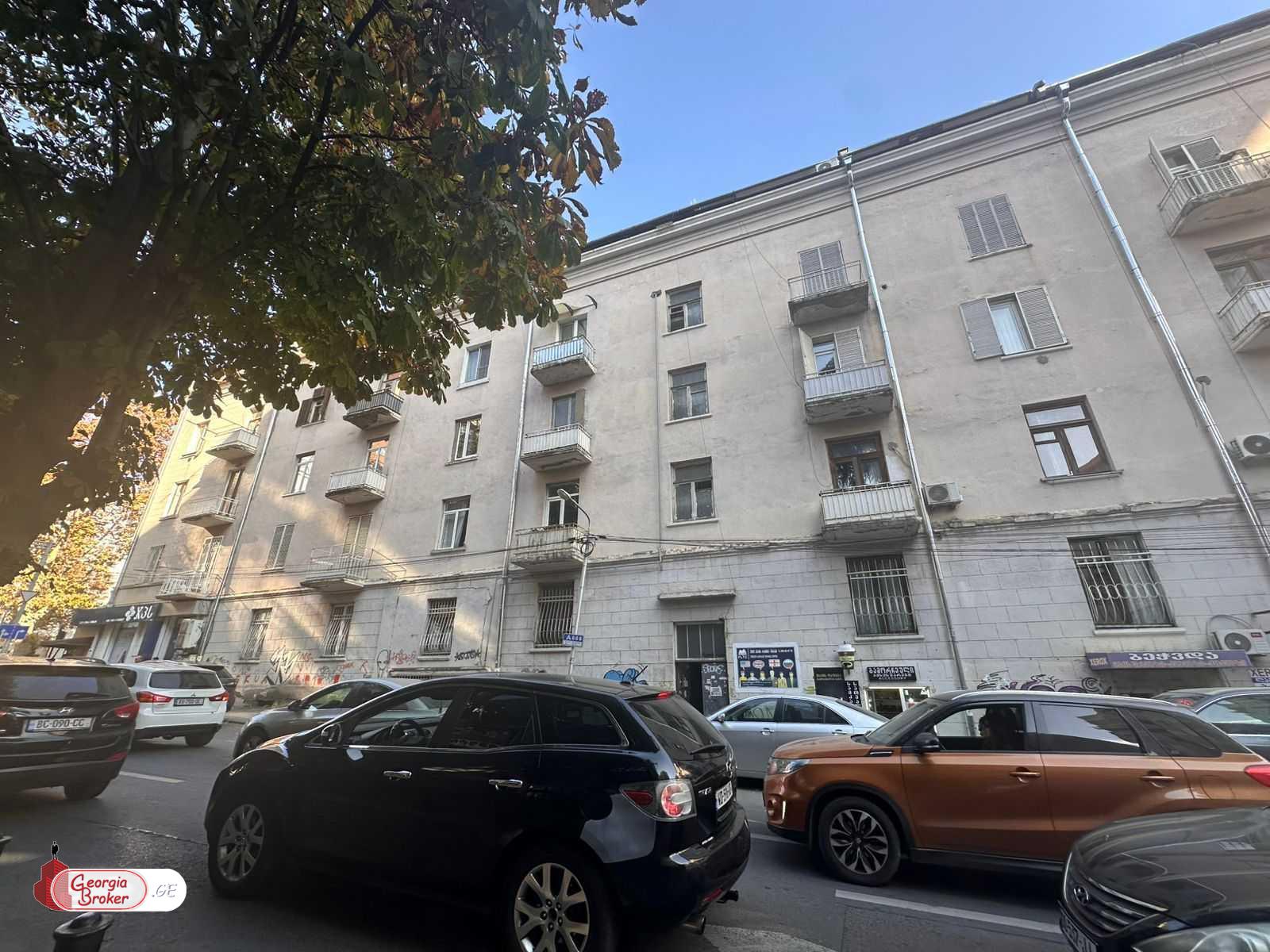 იყიდება ძველი გარემონტებული 4 ოთახიანი ბინა