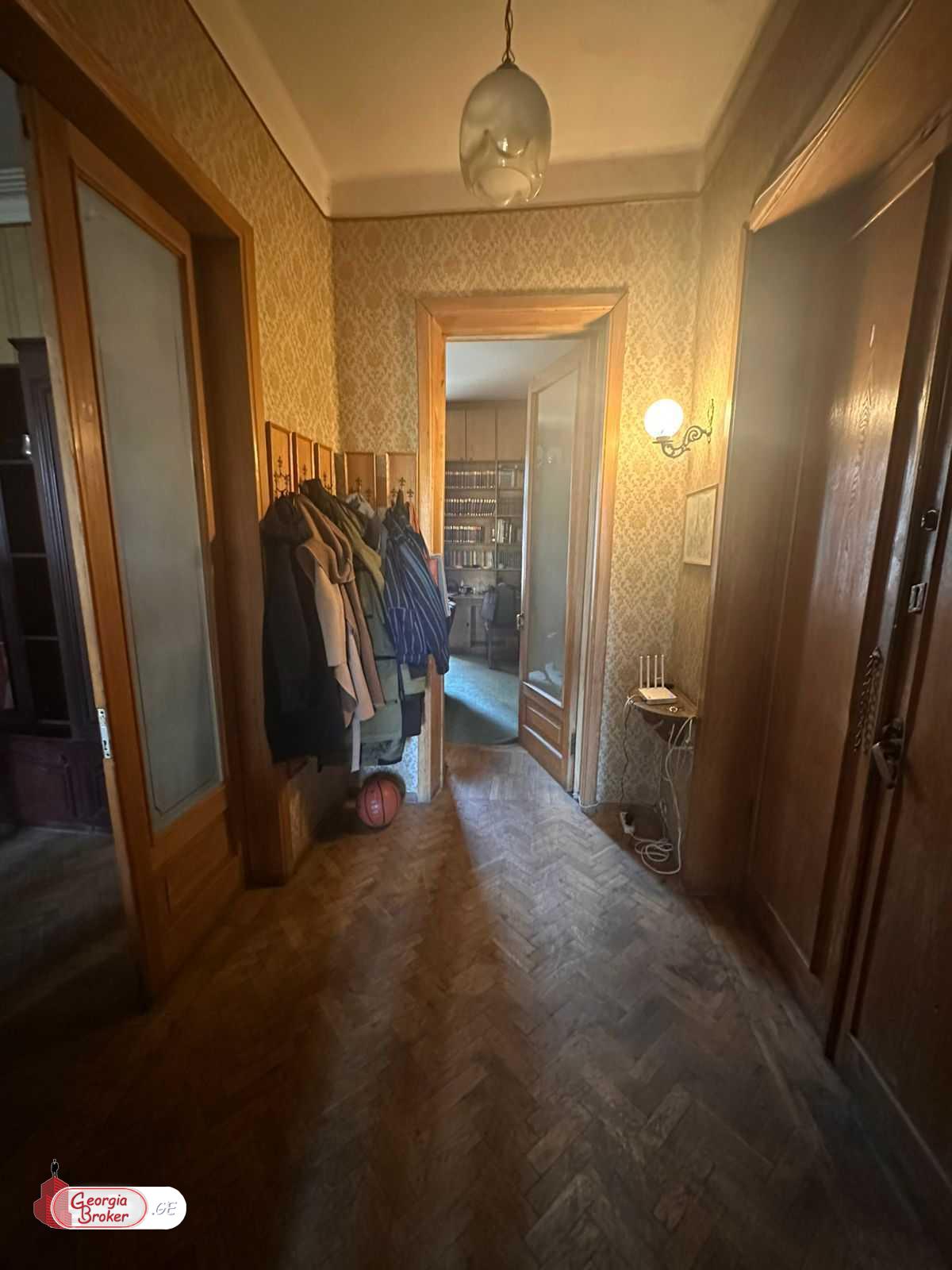 იყიდება ძველი გარემონტებული 4 ოთახიანი ბინა