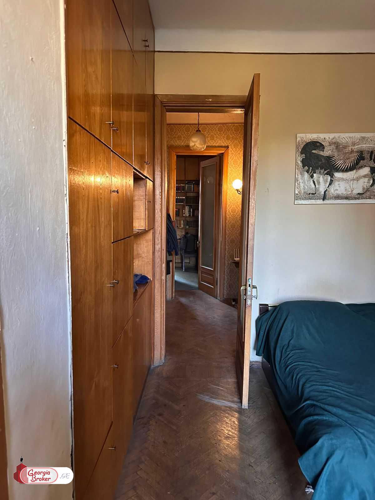 იყიდება ძველი გარემონტებული 4 ოთახიანი ბინა