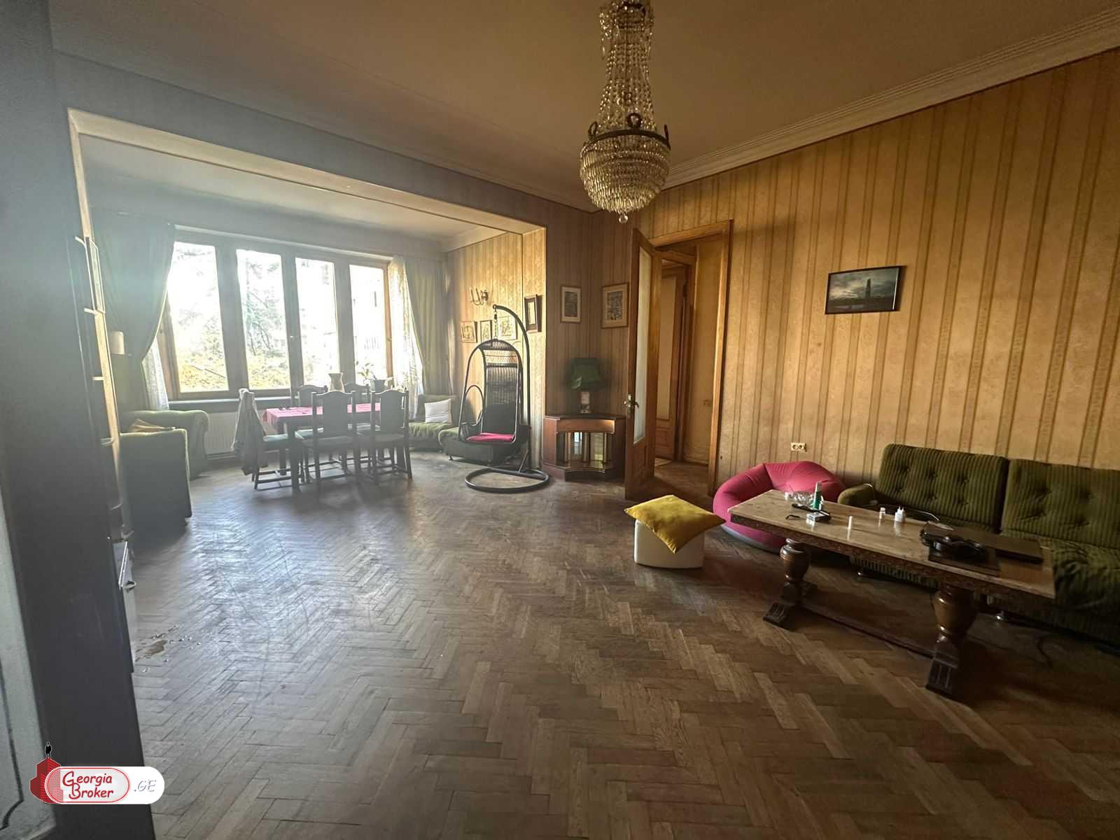 იყიდება ძველი გარემონტებული 4 ოთახიანი ბინა