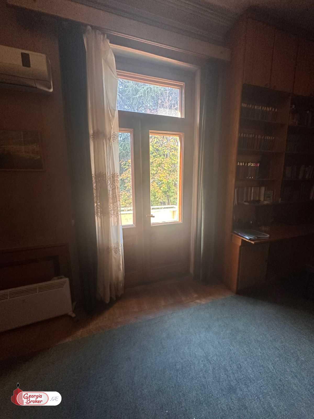 იყიდება ძველი გარემონტებული 4 ოთახიანი ბინა