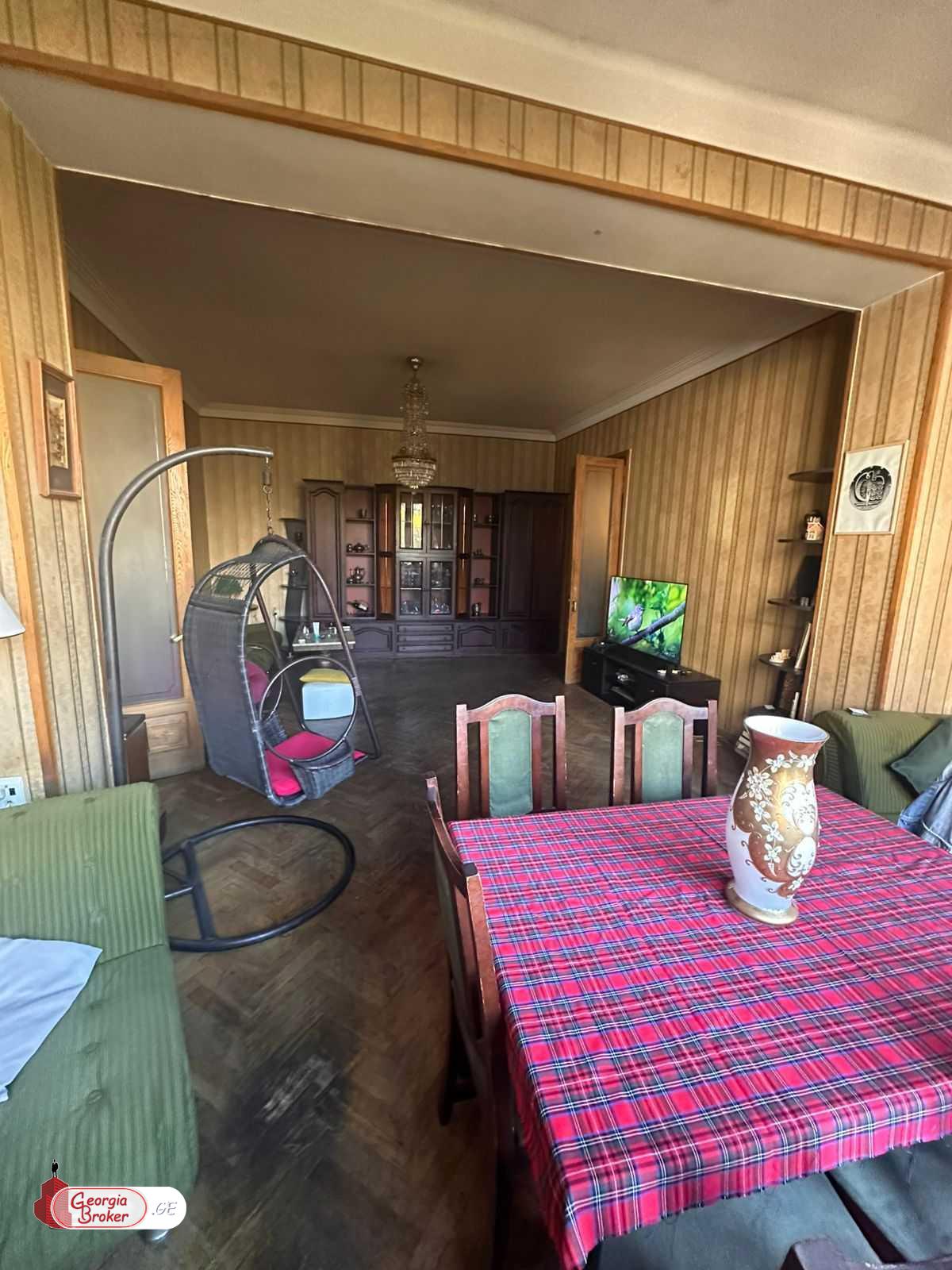 იყიდება ძველი გარემონტებული 4 ოთახიანი ბინა