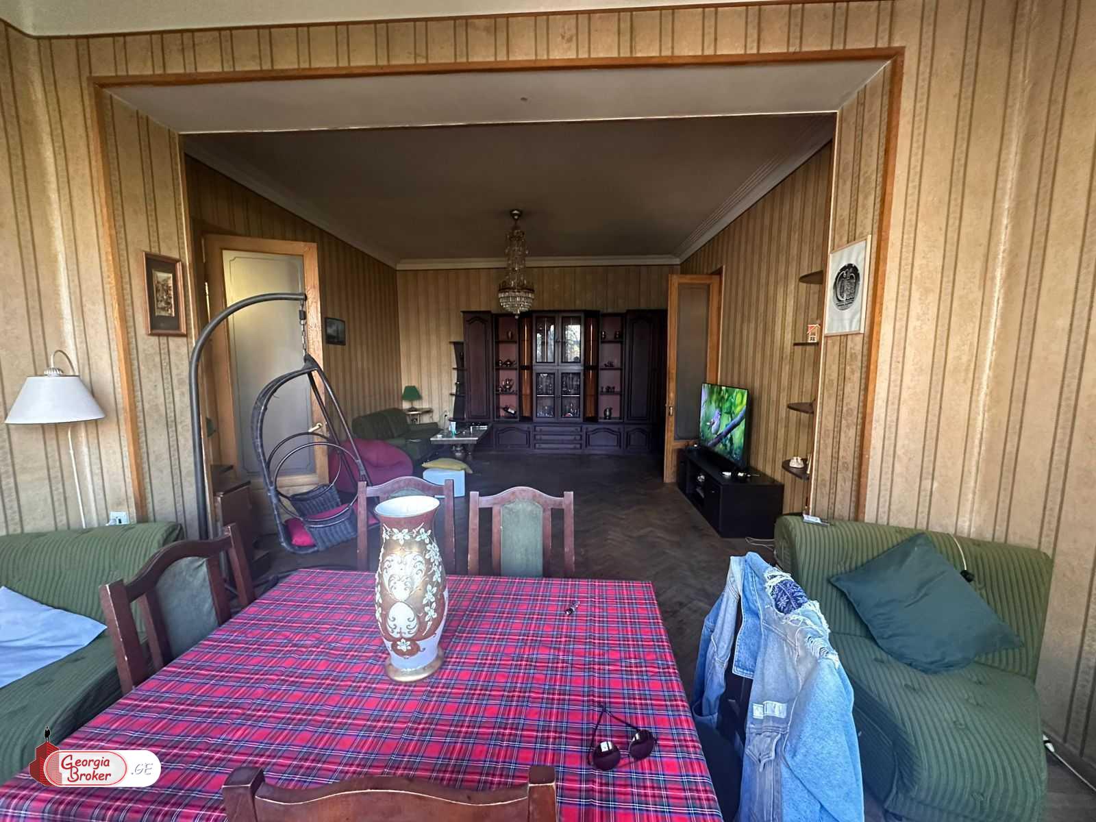 იყიდება ძველი გარემონტებული 4 ოთახიანი ბინა