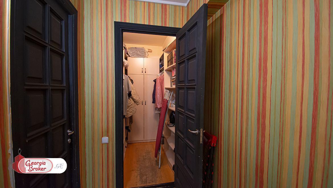 продается квартира с новым ремонтом 3-комнаты