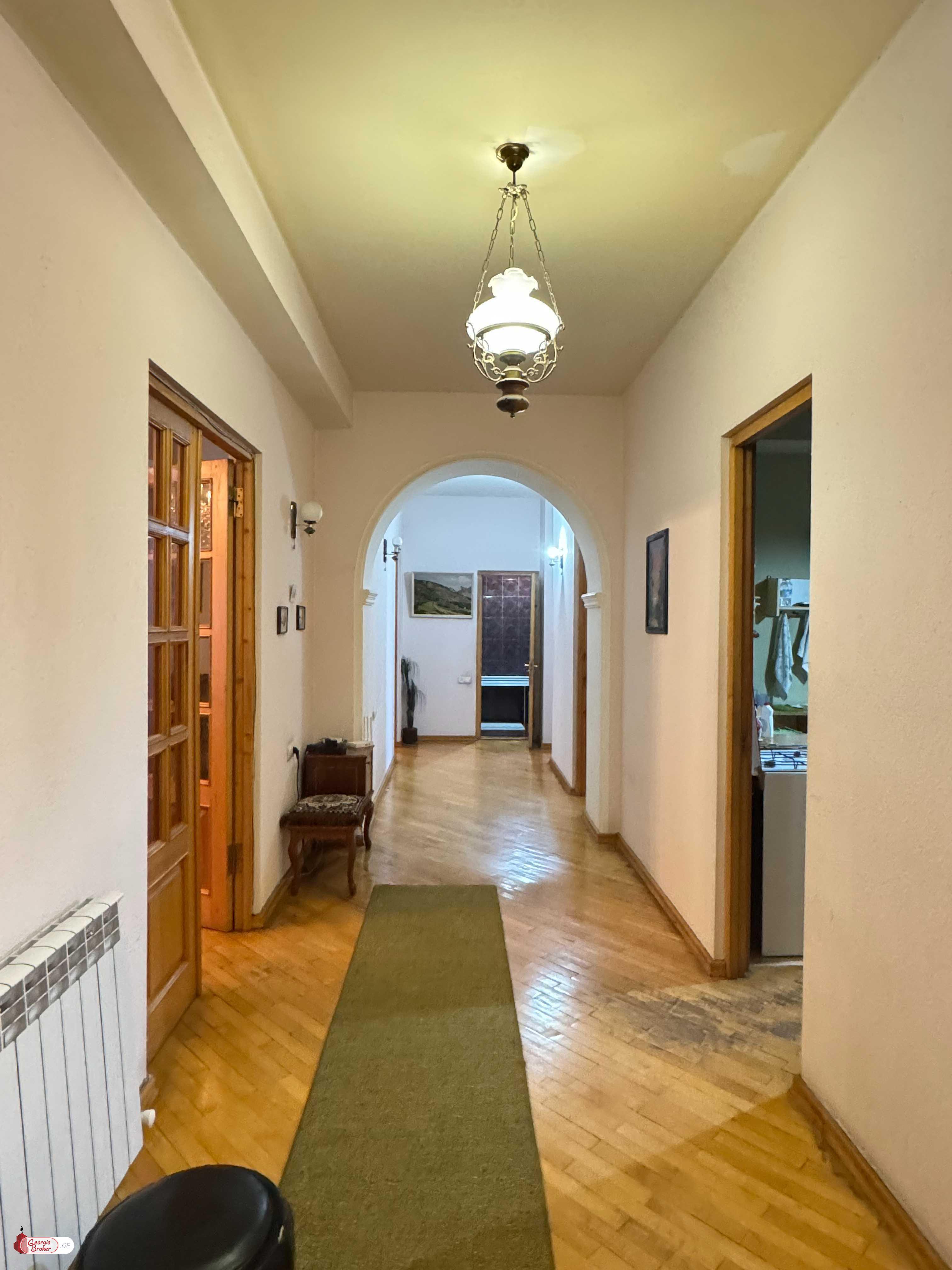 продается квартира с новым ремонтом 5-комнат