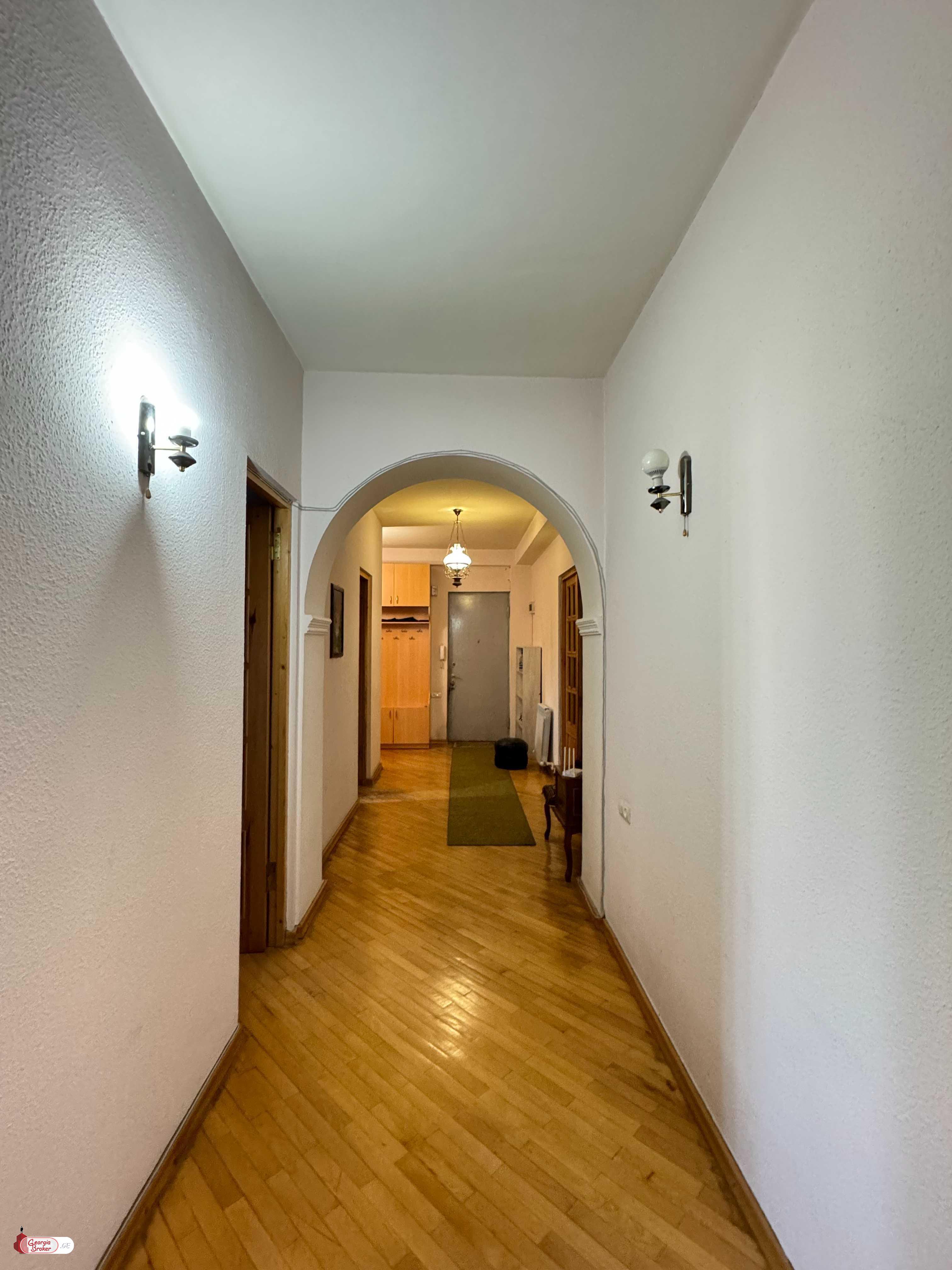 продается квартира с новым ремонтом 5-комнат