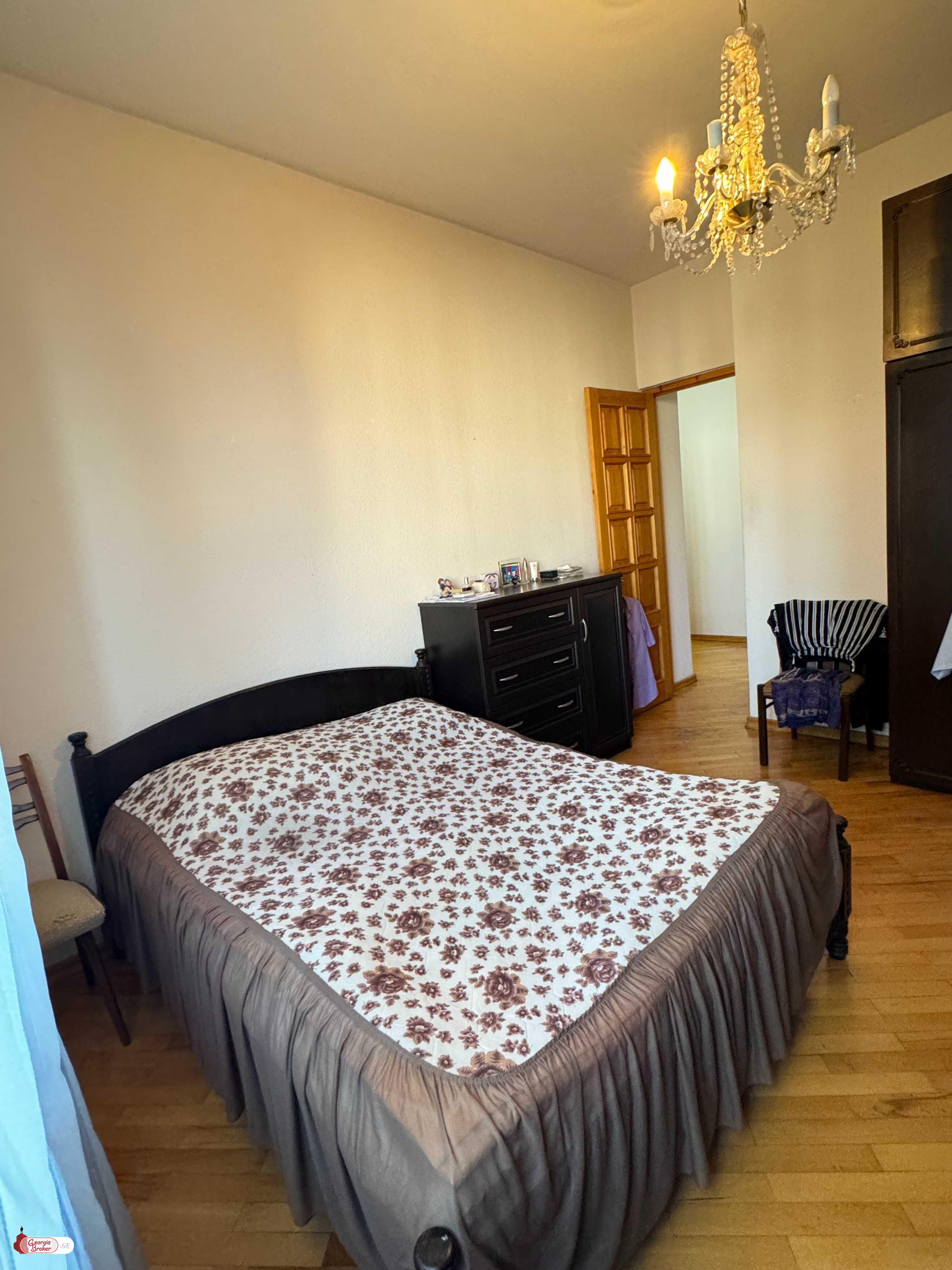 продается квартира с новым ремонтом 5-комнат