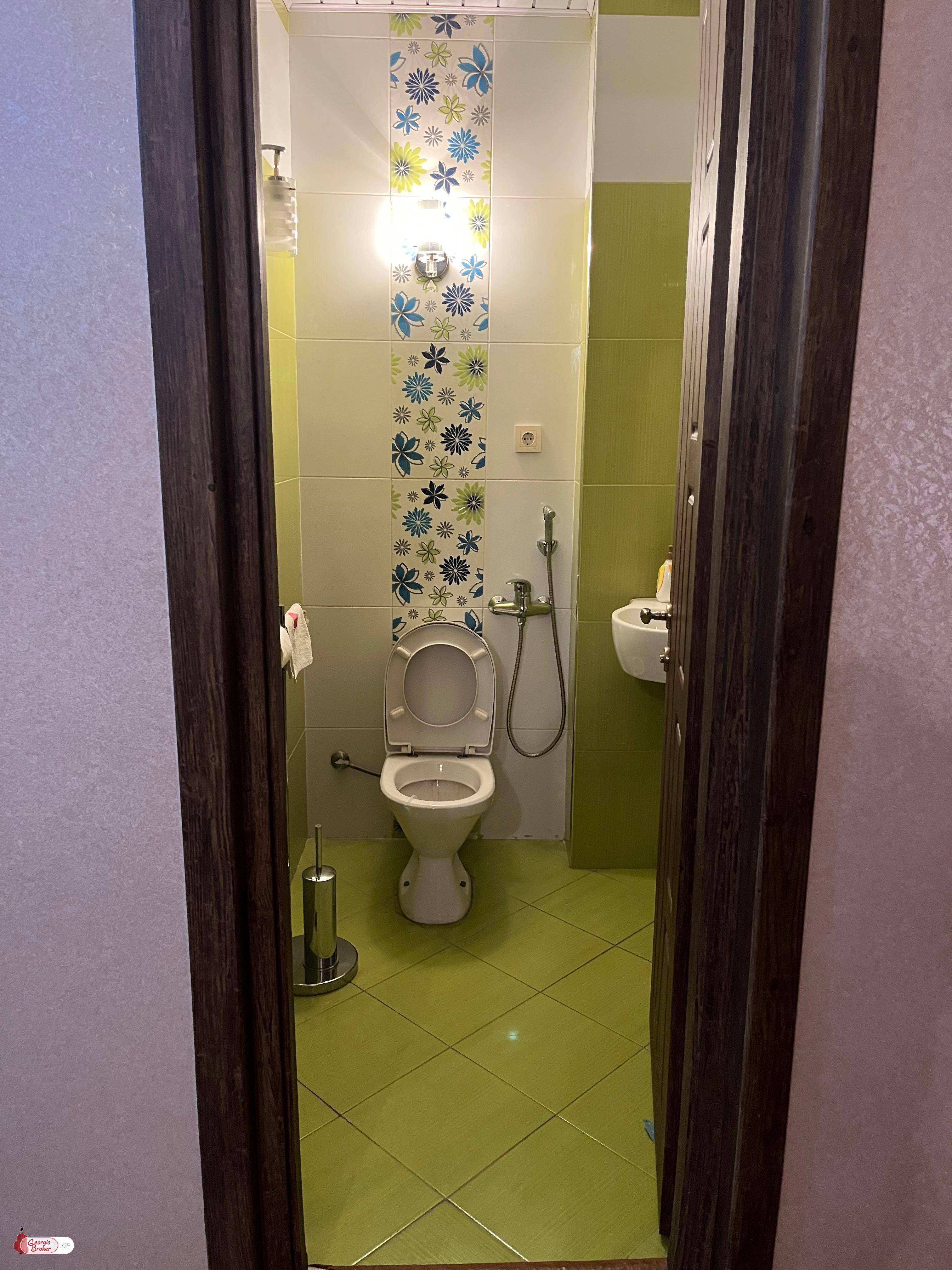 продается квартира с новым ремонтом 5-комнат