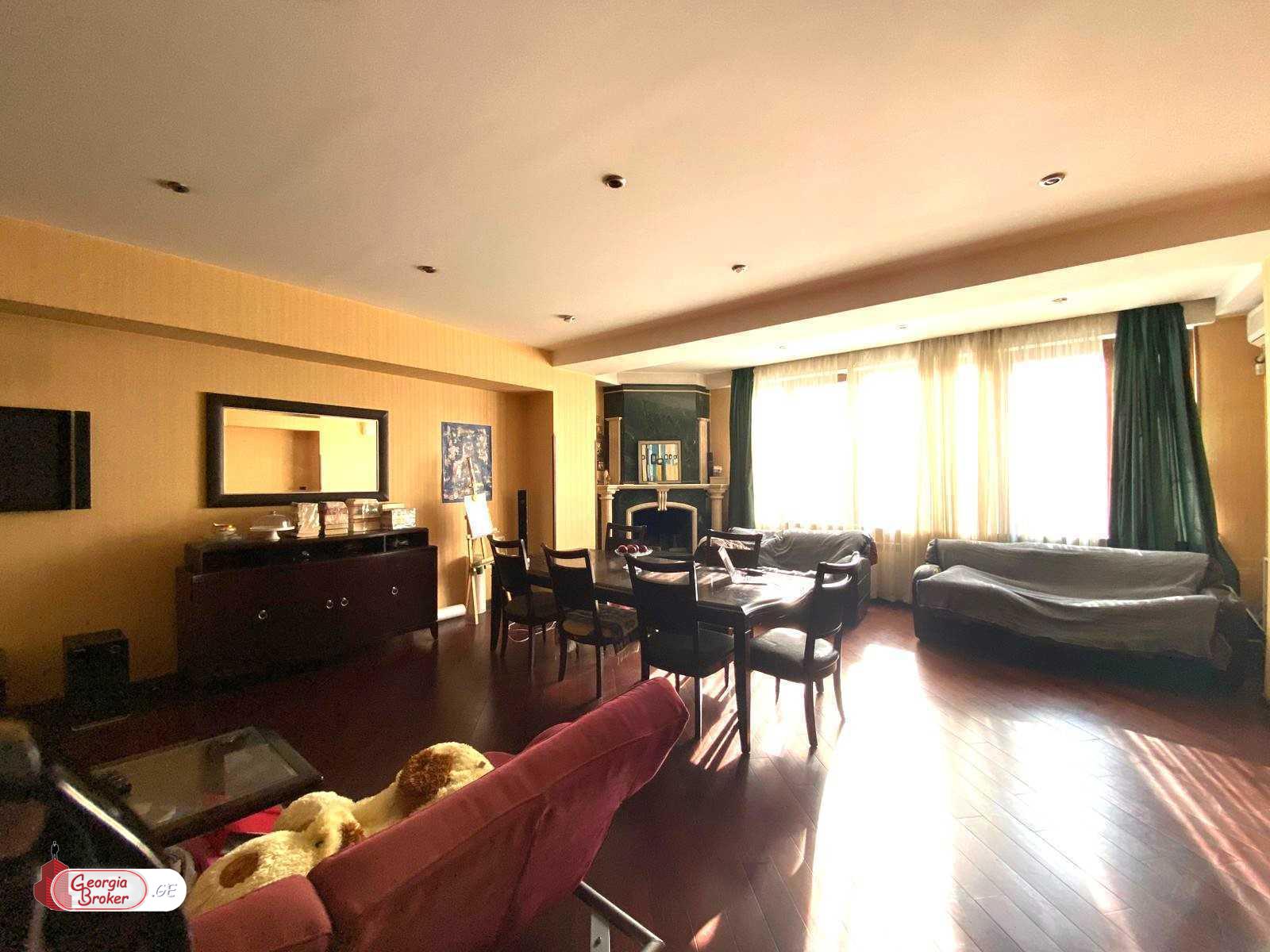 იყიდება ახალი გარემონტებული 8 ოთახიანი ბინა