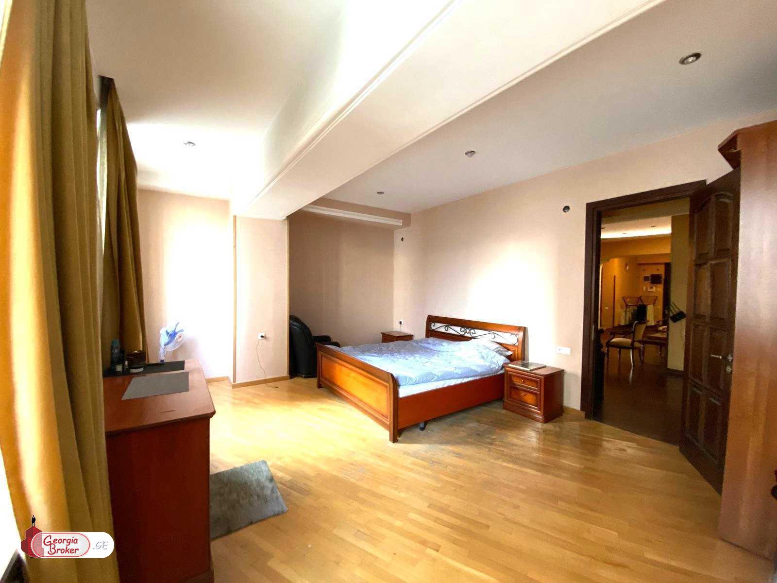 იყიდება ახალი გარემონტებული 8 ოთახიანი ბინა