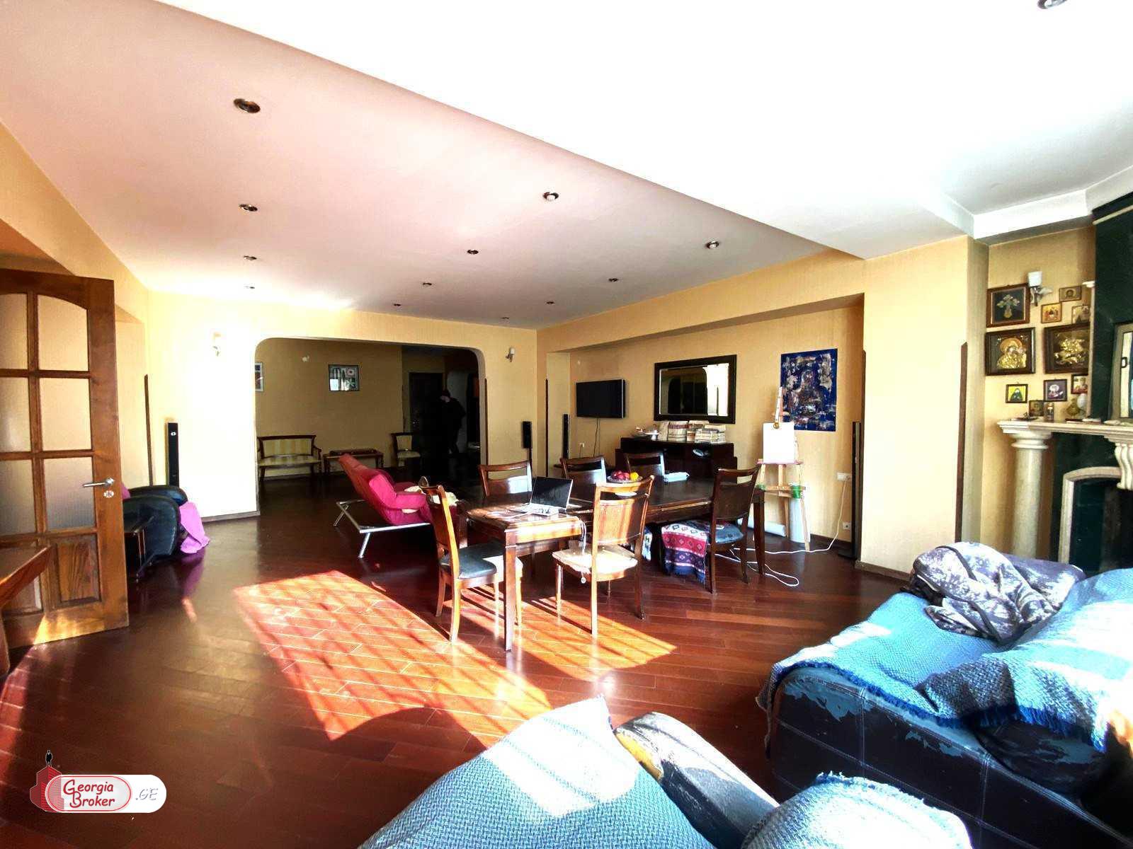 იყიდება ახალი გარემონტებული 8 ოთახიანი ბინა