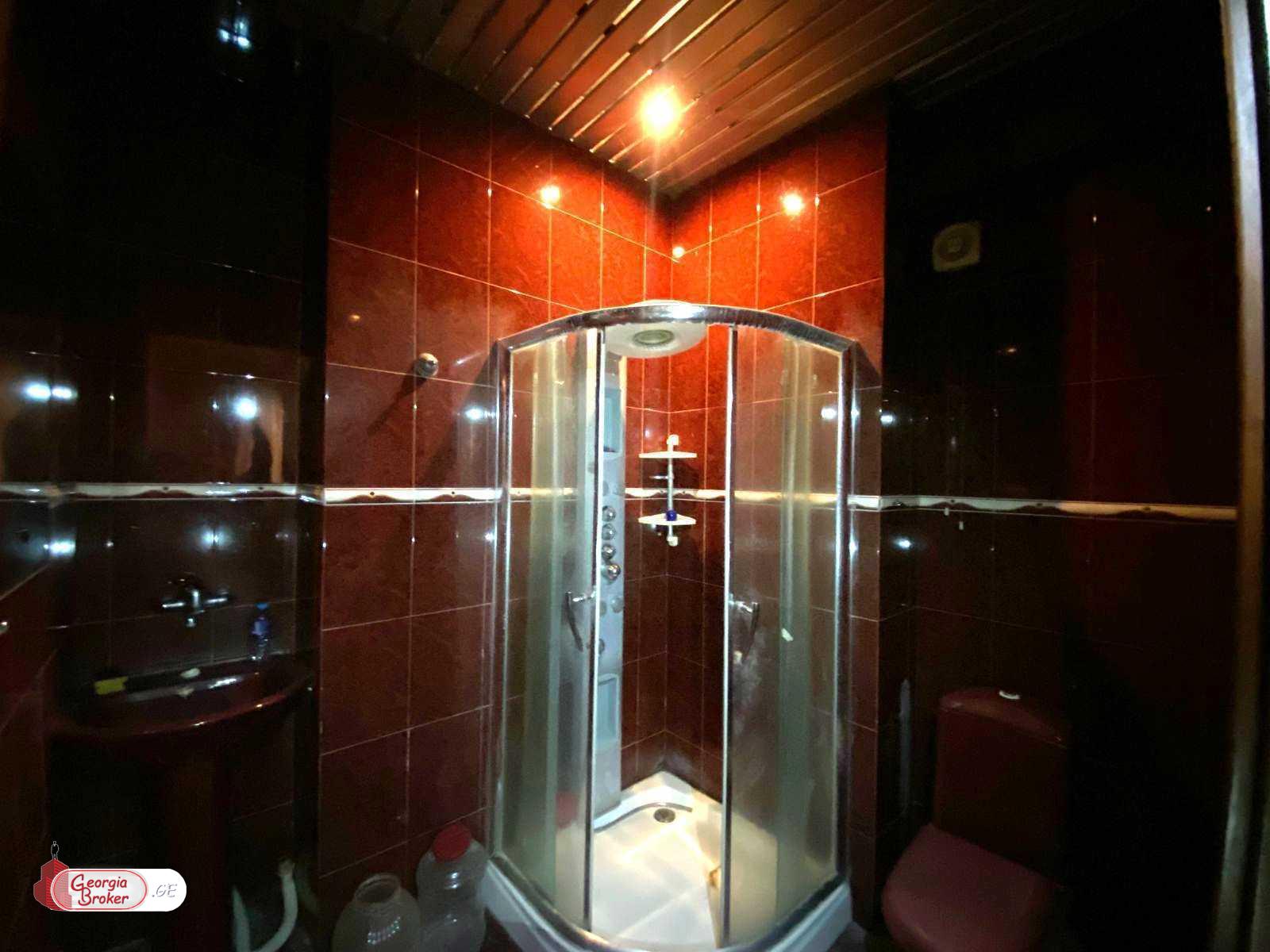 იყიდება ახალი გარემონტებული 8 ოთახიანი ბინა