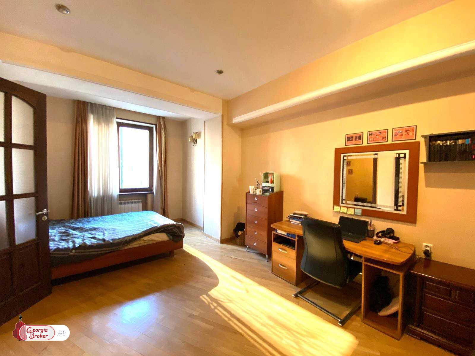 იყიდება ახალი გარემონტებული 8 ოთახიანი ბინა