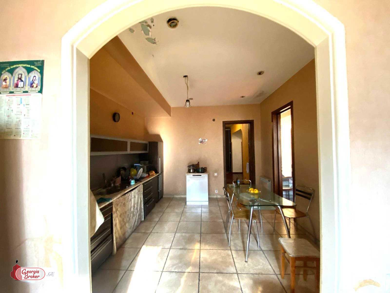 იყიდება ახალი გარემონტებული 8 ოთახიანი ბინა