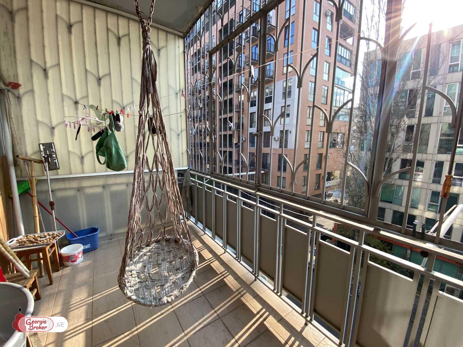 იყიდება ახალი გარემონტებული 8 ოთახიანი ბინა