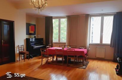 продается квартира с новым ремонтом 5-комнат