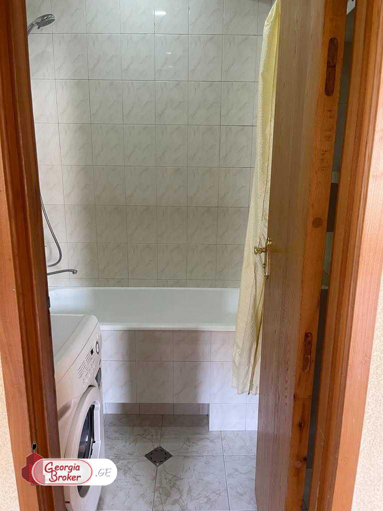 продается квартира со старым ремонтом 4-комнаты