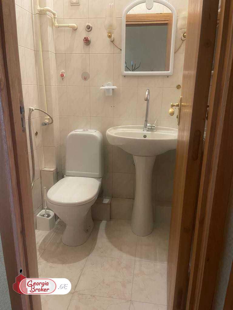 продается квартира со старым ремонтом 4-комнаты