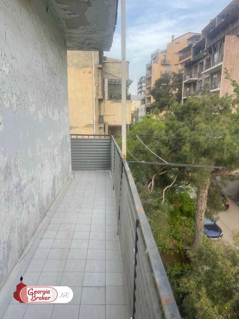 продается квартира со старым ремонтом 4-комнаты