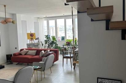 продается квартира с новым ремонтом 4-комнаты