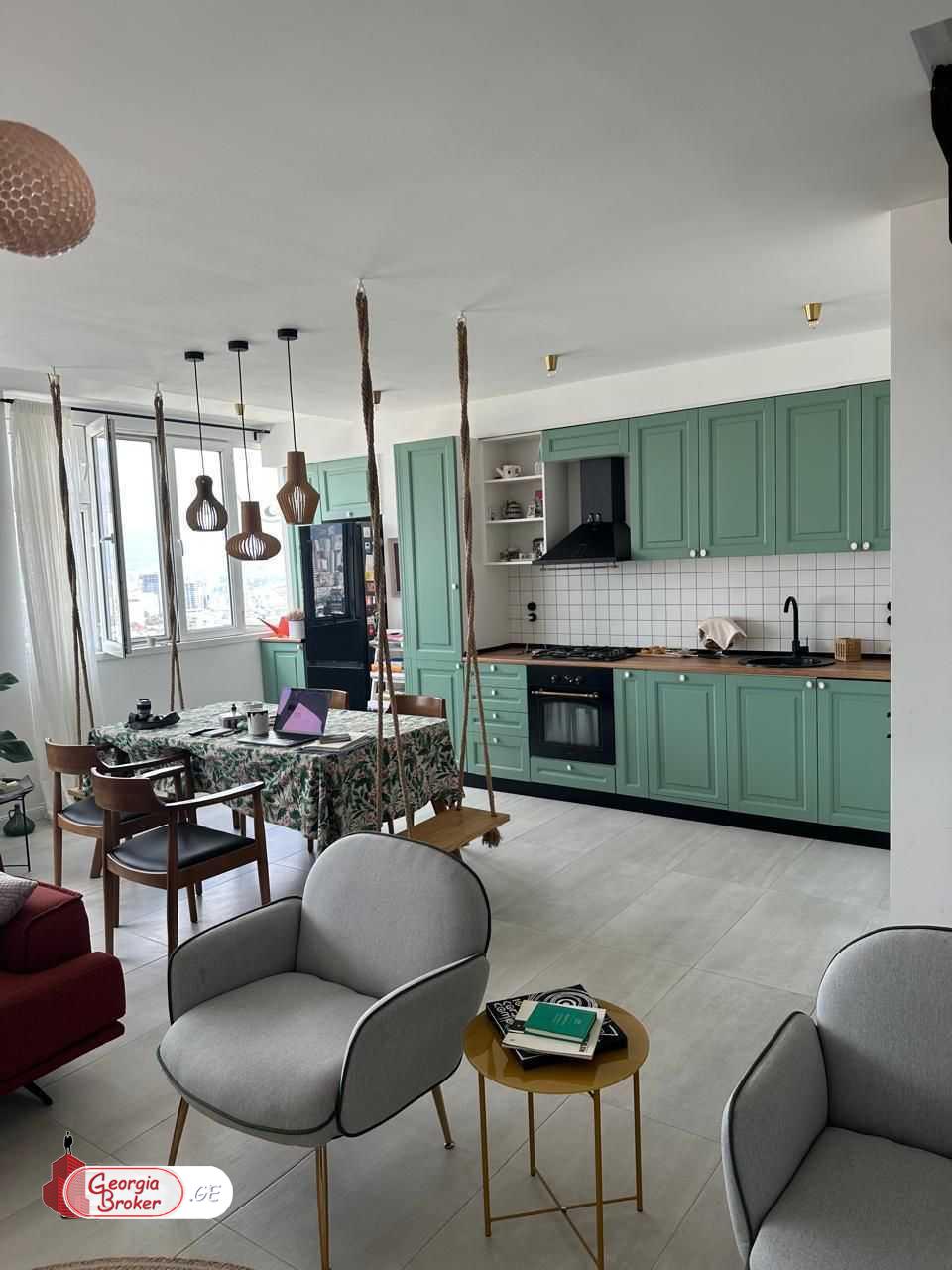 продается квартира с новым ремонтом 4-комнаты