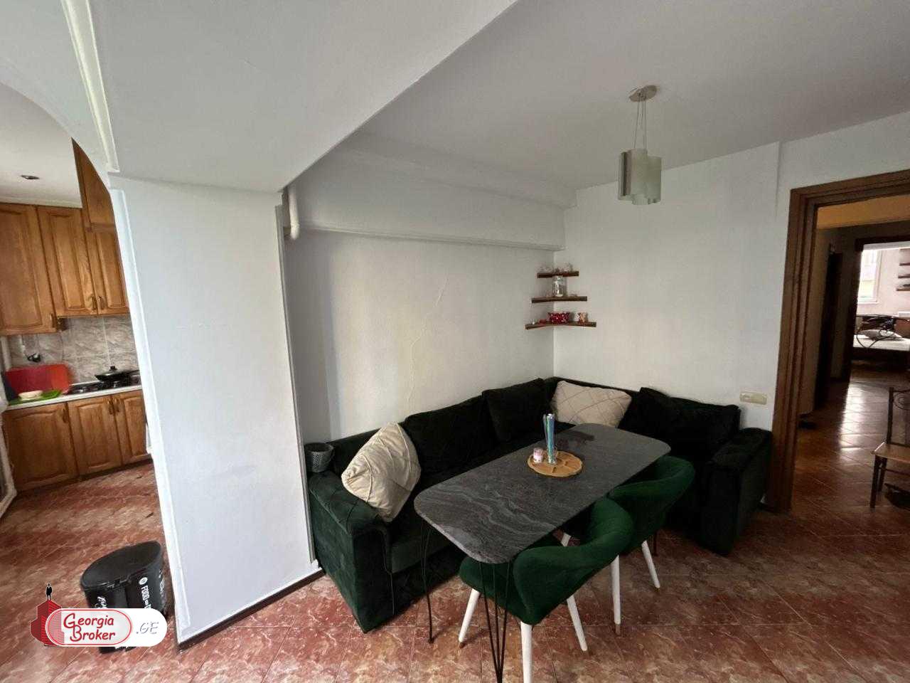 продается квартира со старым ремонтом 3-комнаты