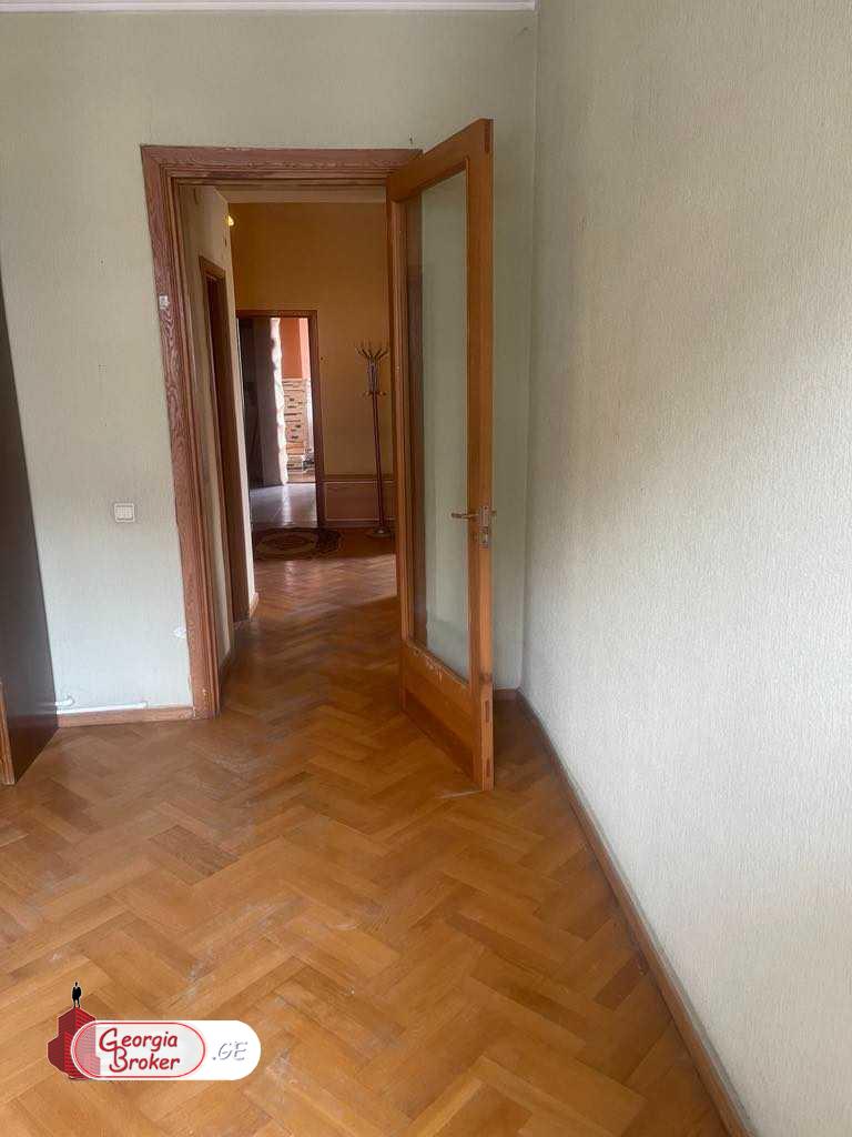 продается квартира со старым ремонтом 4-комнаты