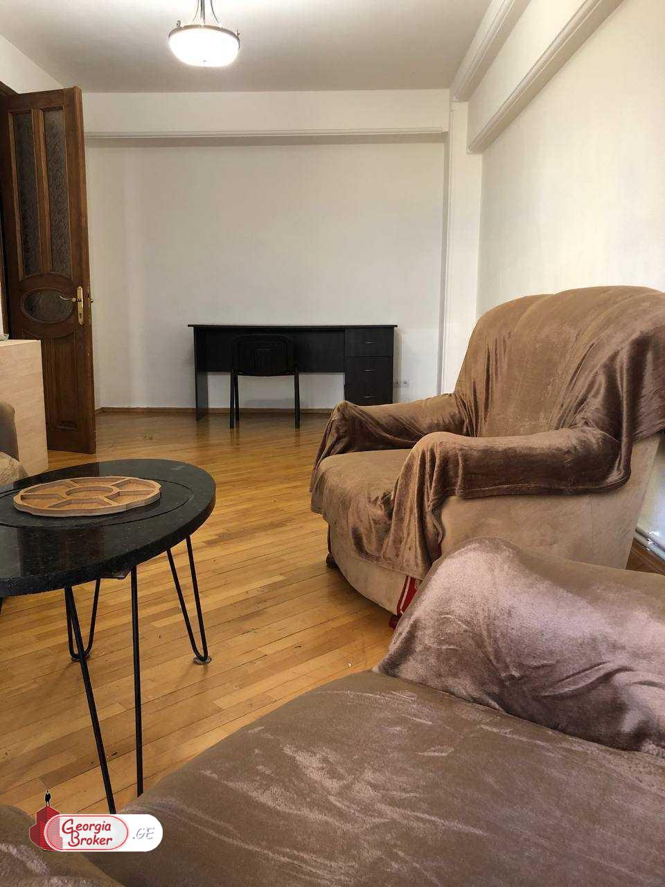 продается квартира со старым ремонтом 3-комнаты