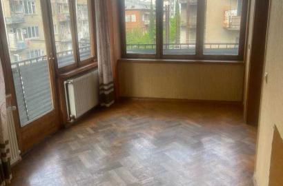 продается квартира со старым ремонтом 4-комнаты