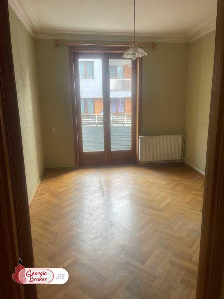 продается квартира со старым ремонтом 4-комнаты